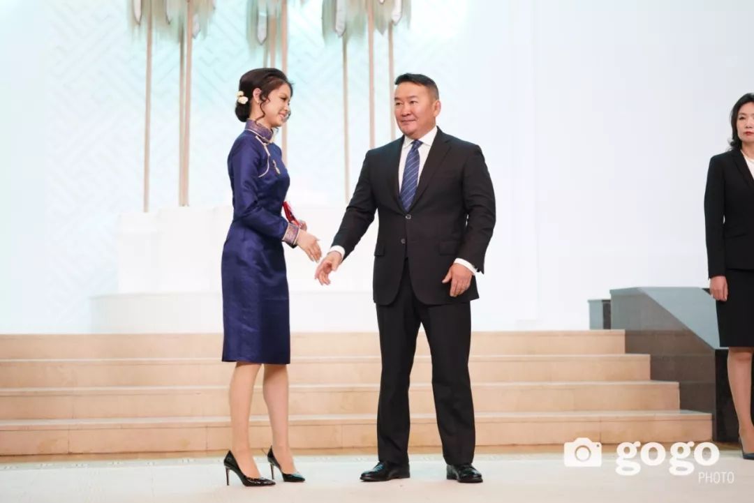 蒙古总统哈·巴图勒嘎亲自为23岁的阿努金颁发功勋奖章
