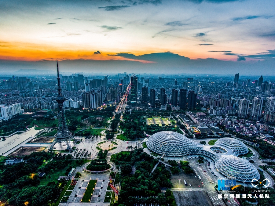 嶺南明珠體育館和不遠處的電視塔是佛山標誌性建築.