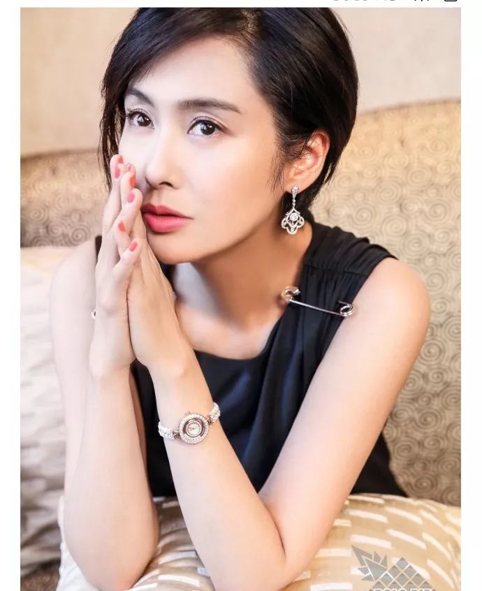 47岁朱茵写真大片,短发造型清新减龄,网友:美成27岁的样子