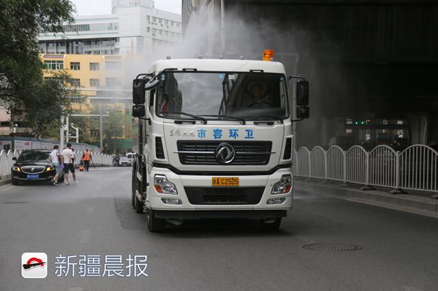 送來舒適和清涼!烏魯木齊灑水車開始24小時不停歇作業