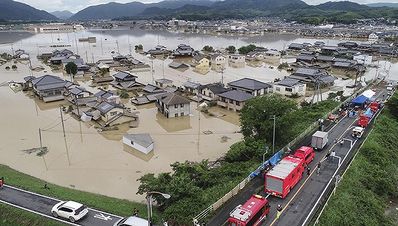 7月8日,日本仓敷,航拍当地暴雨引发洪水