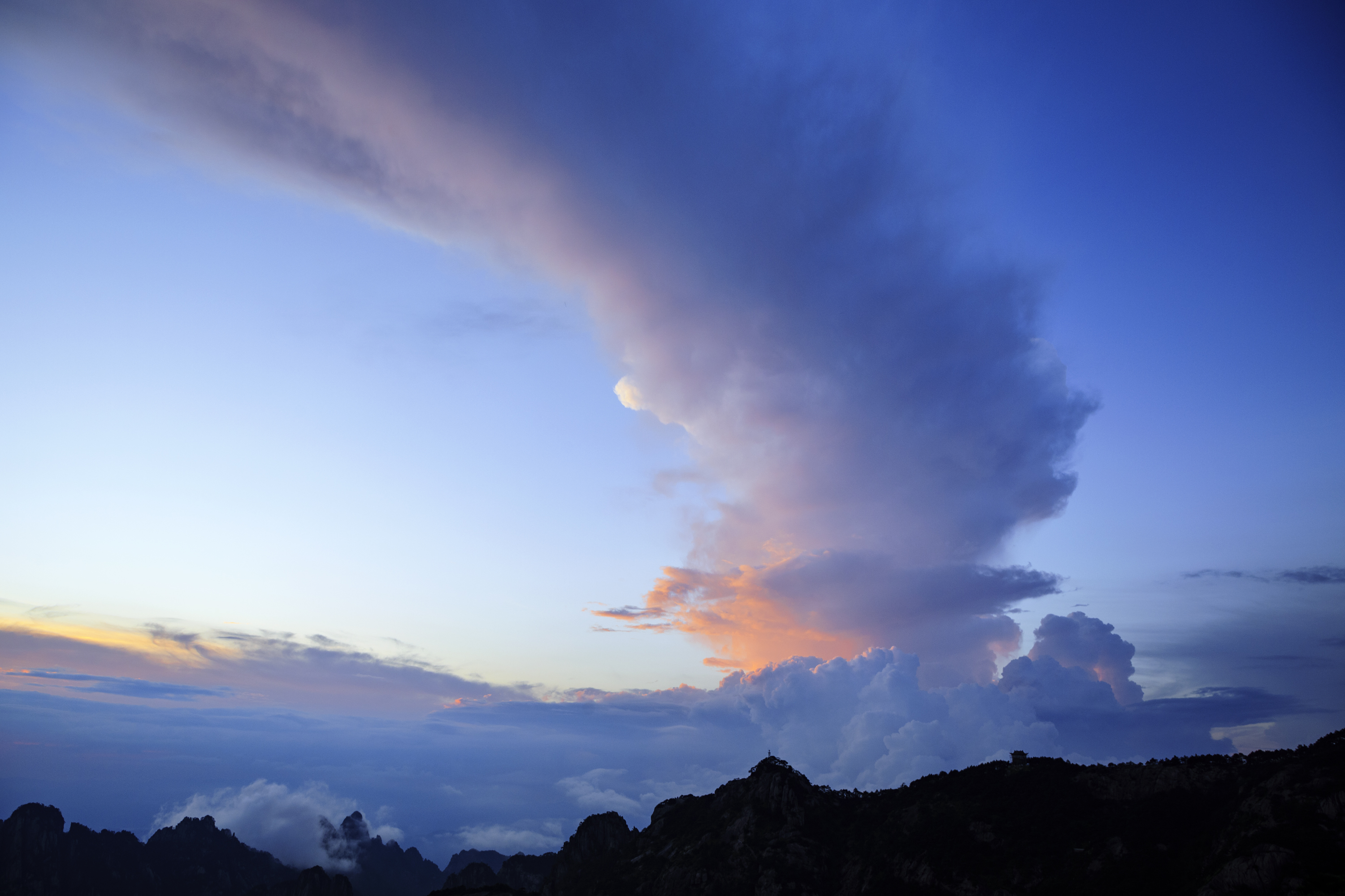 安徽黄山现奇异的龙卷云景观