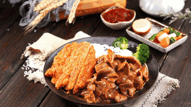 台湾卤肉与鸡排双拼饭