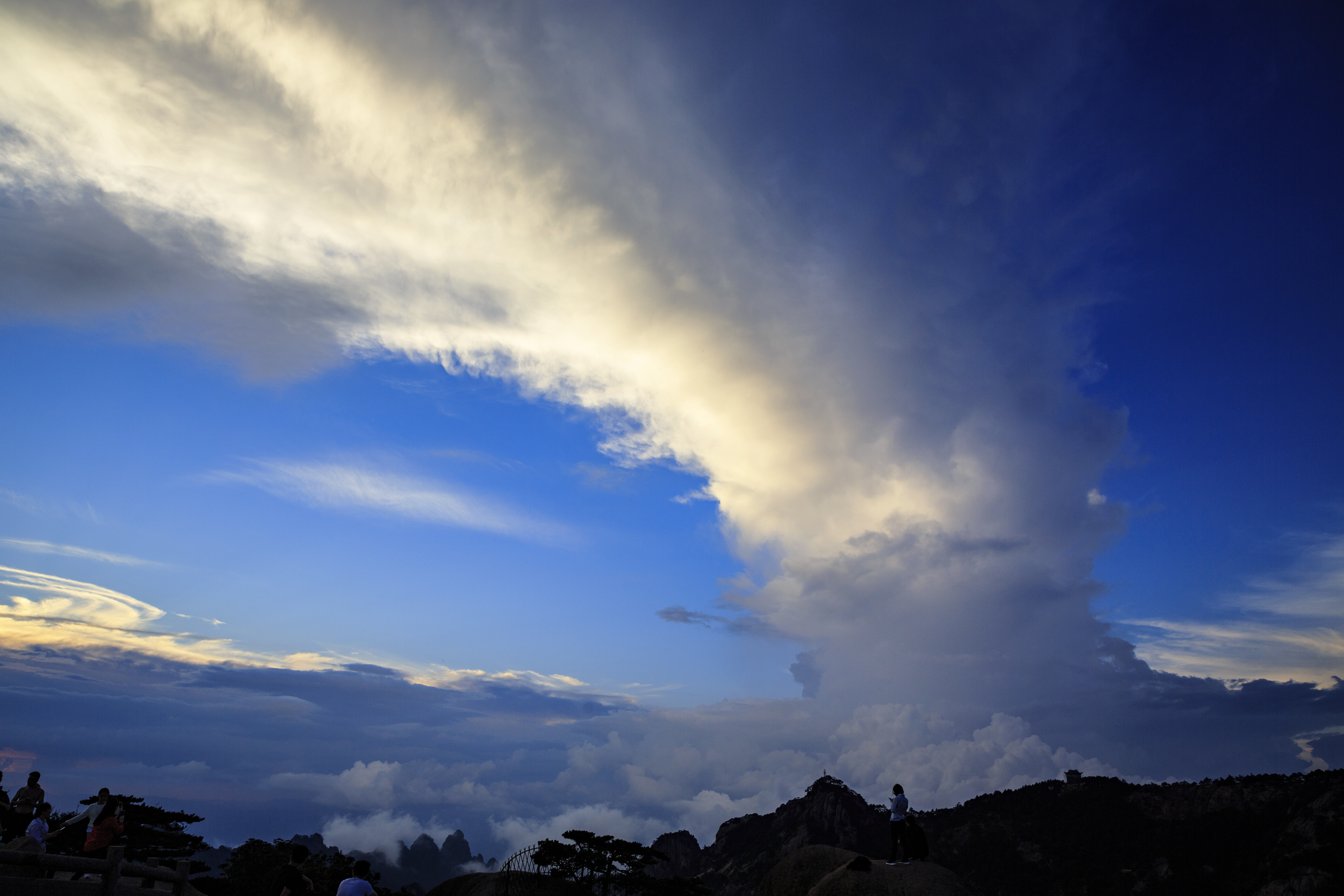 安徽黄山现奇异的龙卷云景观