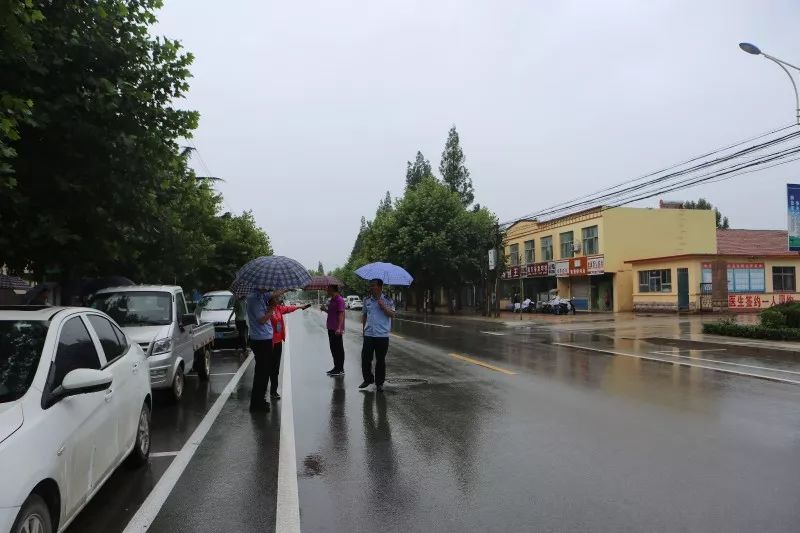 這不就在今天,他們冒著大雨奔赴五蓮縣街頭鎮,對第二季度城市精細化