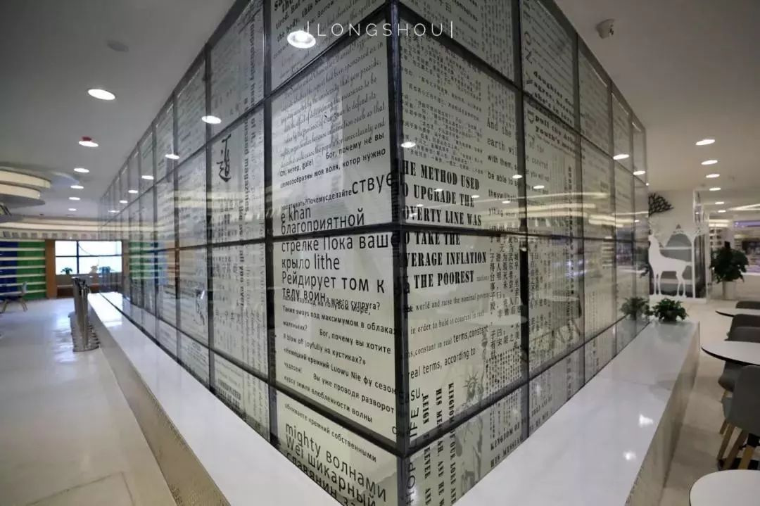 西安图书馆玻璃书墙图片