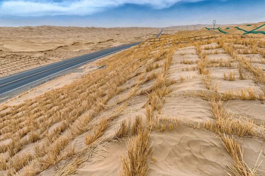 中国最美的沙漠公路图片