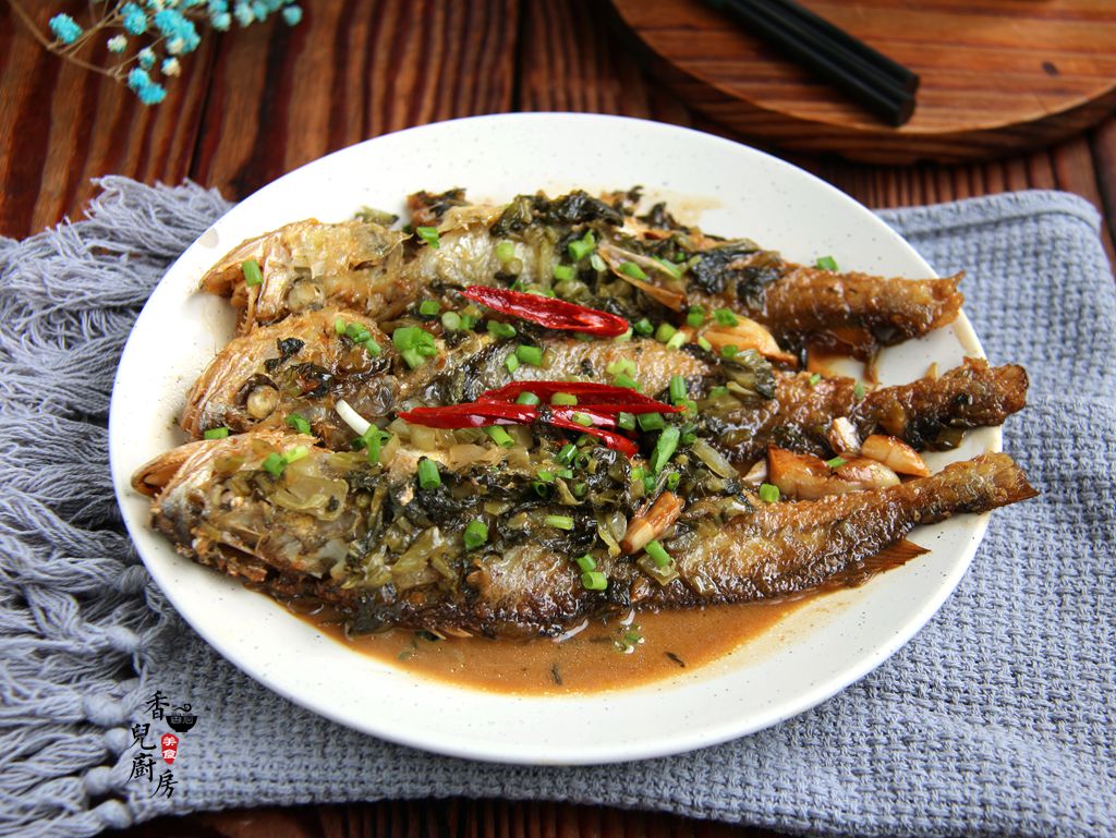 今天分享一道我们这里传统家常菜,雪菜烧小黄鱼,最适合夏天食用