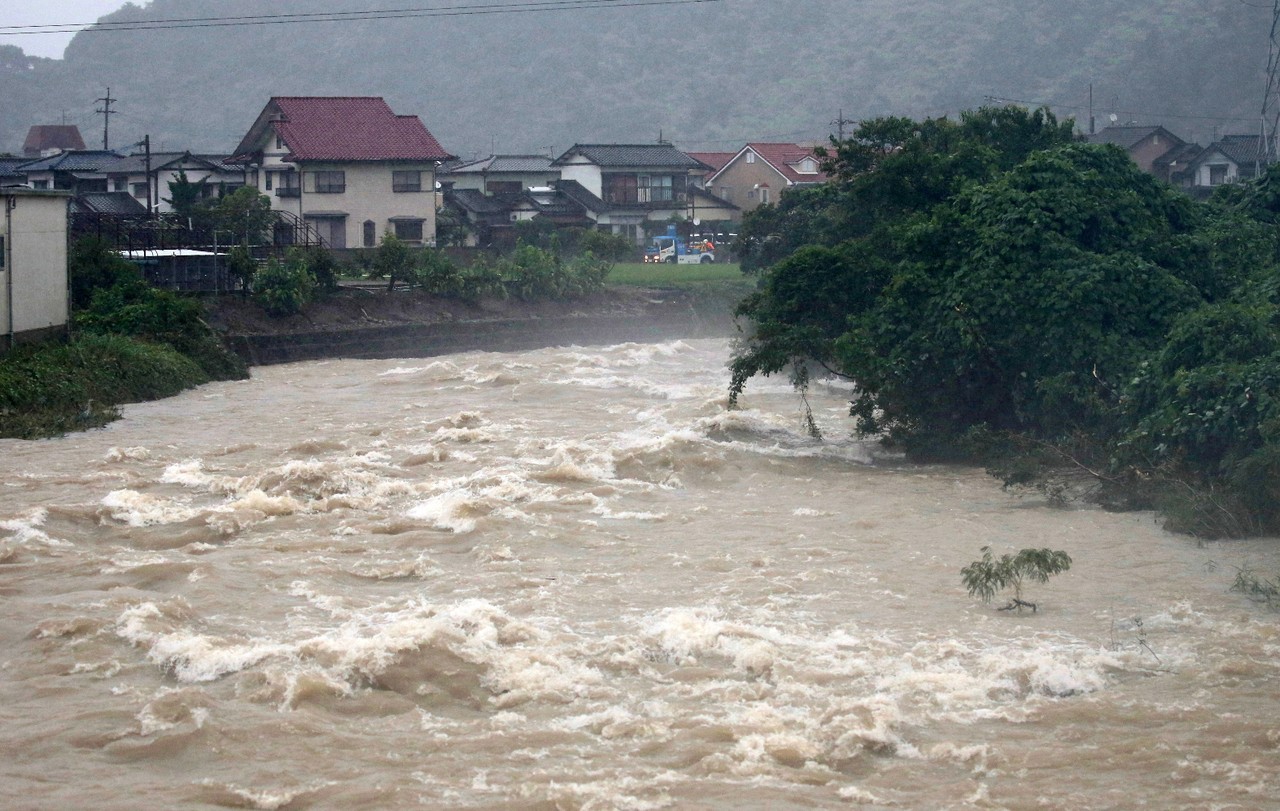 日本西部各地於6日也持續降下記錄性大雨,已經在多地造成洪水氾濫和