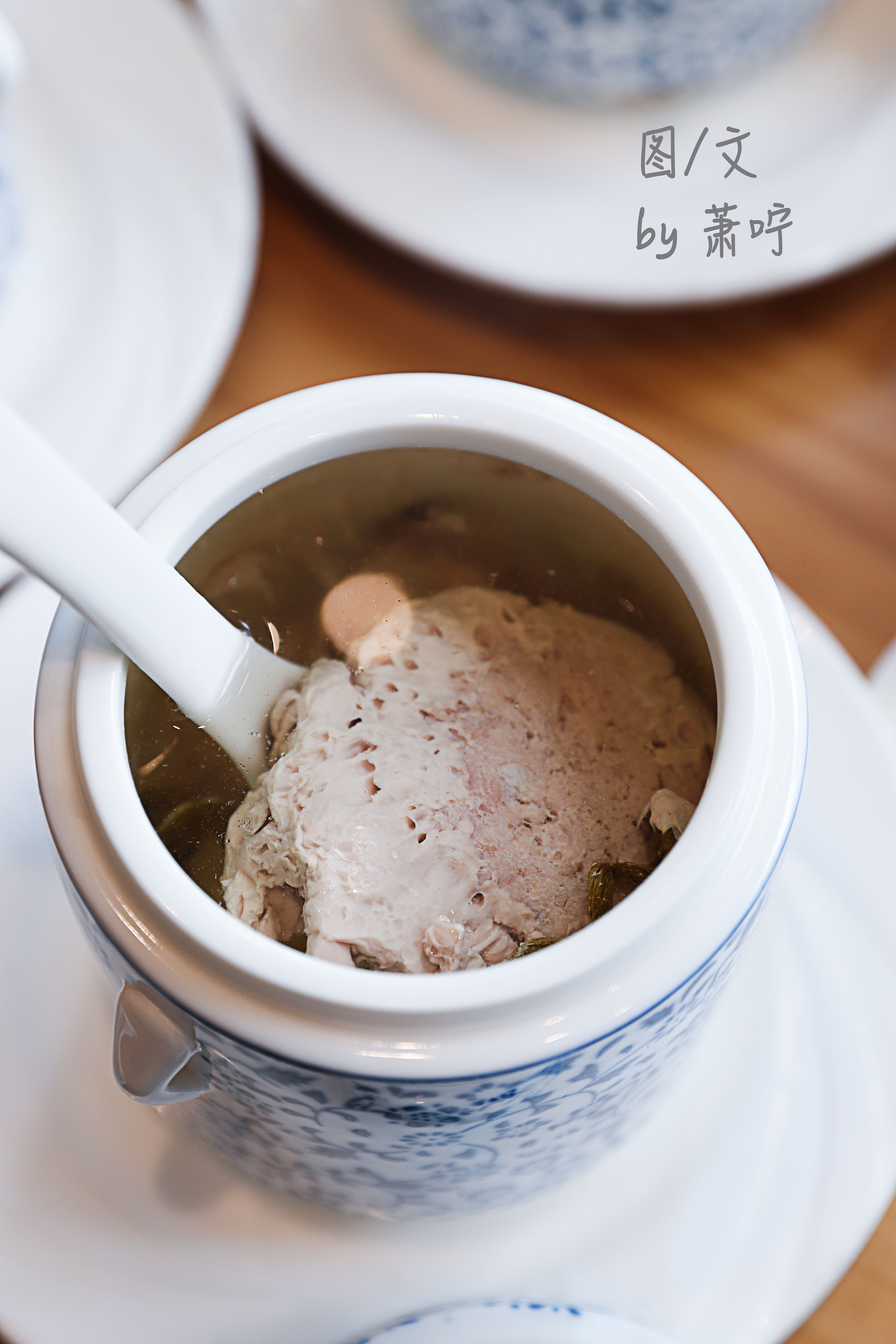 石斛炖黑猪肉,石斛有清热的作用,同样特别适合夏天炖汤吃