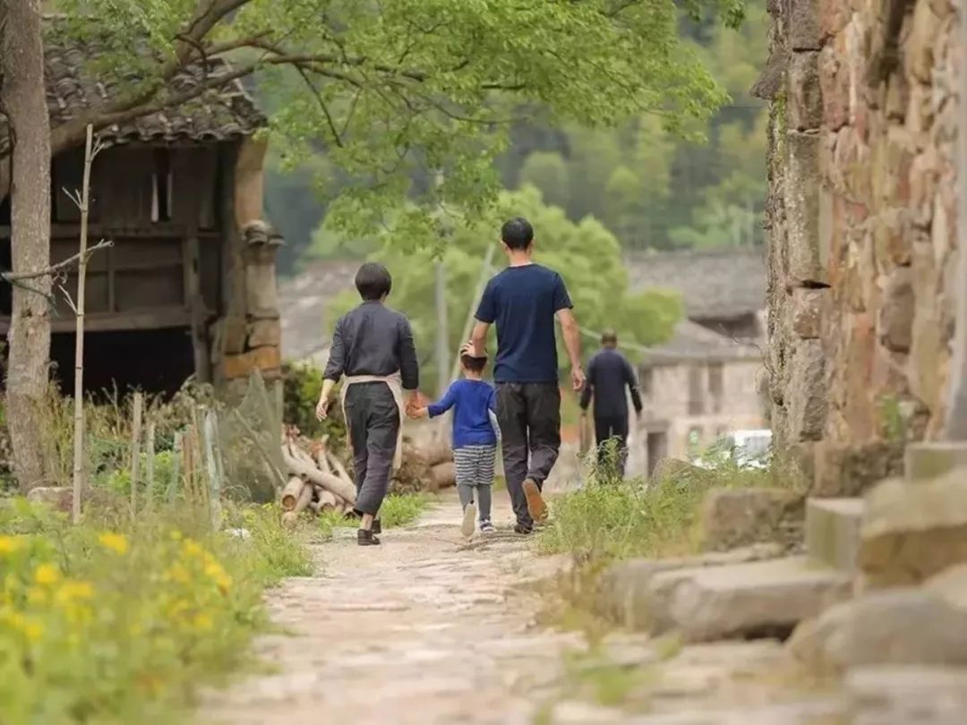 他们奔四才结婚,生了娃就带着回农村,如今一家三口,活成了真正幸福的