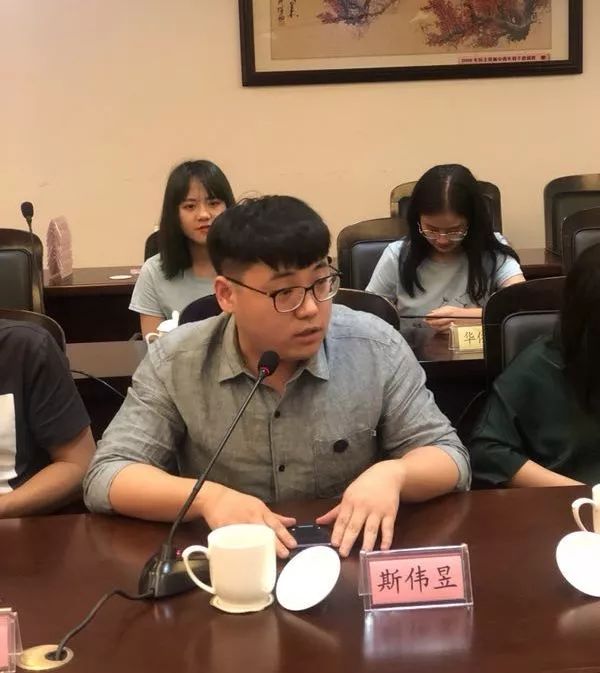 中非洲中华总商会常务副会长朱书宏,全荷华人社团联合会秘书长陈龙