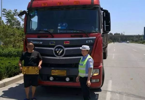 新鄉縣交警大隊民警在鴻達大道執勤時,發現一輛車牌號為豫h-h**93重型