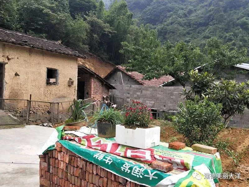 该庭院座落在美丽的里黄蔡坞自然村,是隐庐谷旅游景点的"仪仗队,取材