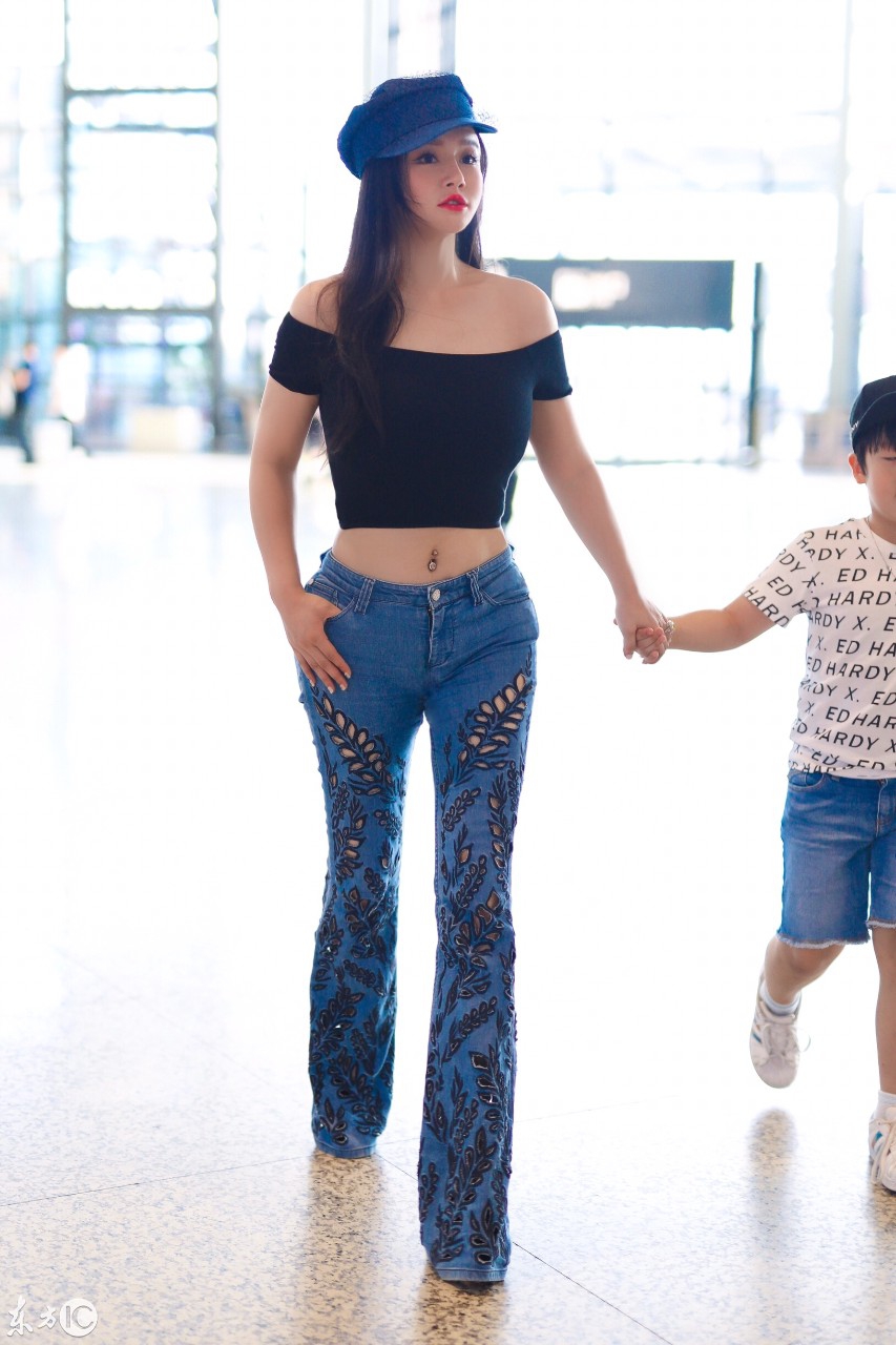 邹市明夫妇携俩孩子现身上海机场,网友:冉莹颖才是最吸引粉丝的