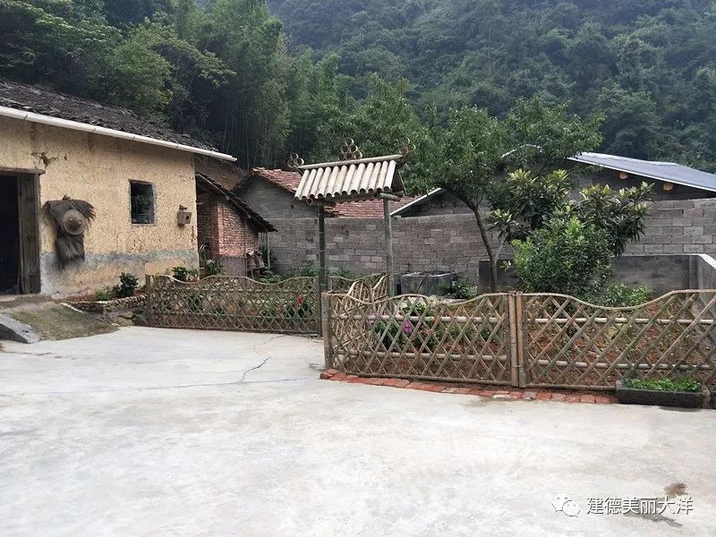 该庭院座落在美丽的里黄蔡坞自然村,是隐庐谷旅游景点的"仪仗队,取材