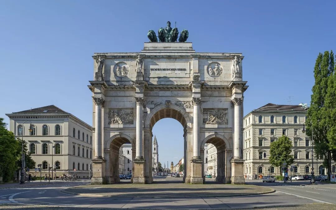 风格类似于罗马的君士坦丁凯旋门慕尼黑凯旋门高21米,宽24米,厚12米