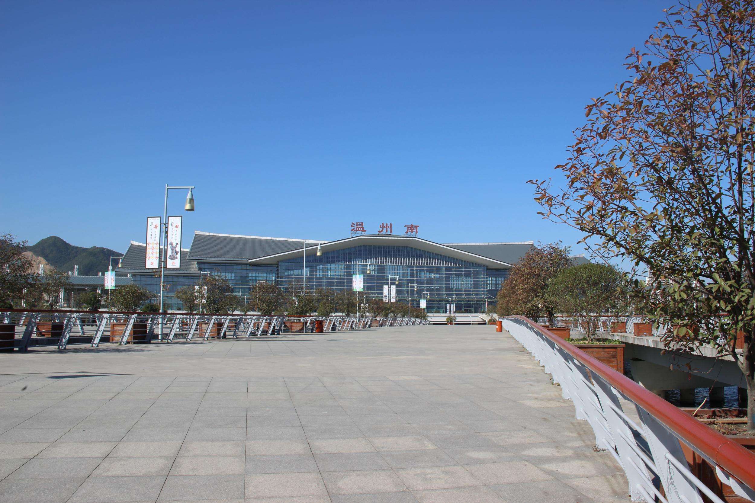 温州南站杭温高铁,设计时速350km/h,共分为三段建设建设,分别为杭温