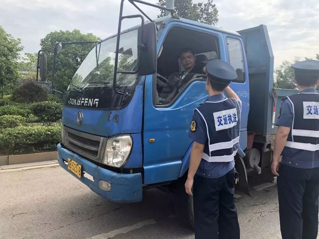 在二大橋北路口處,執法人員對攔停貨車的道路運輸證,從業資格證,消防