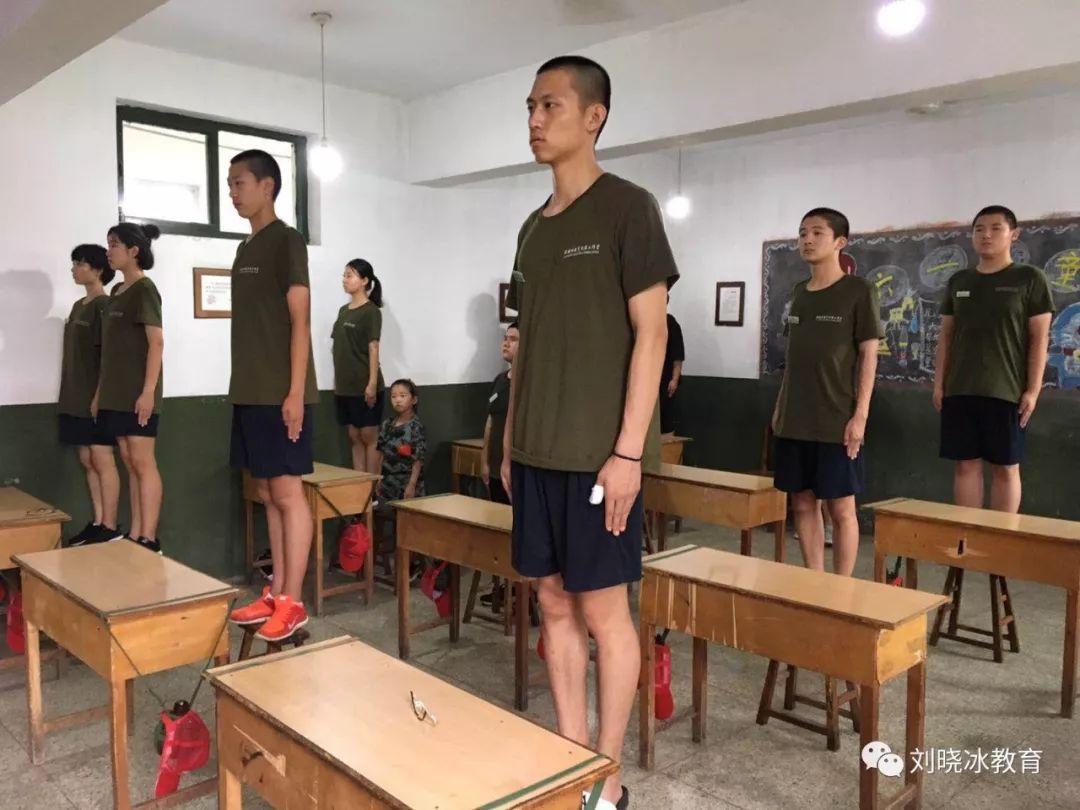 當你剛剛走進軍營,就必須學會站軍姿.是軍人的第一課.