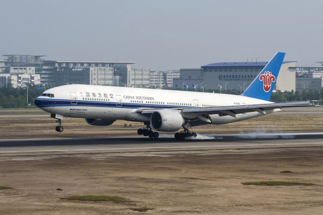 其後,南航又陸續引進了9架777-200及777-200er飛機,組建了中國民航