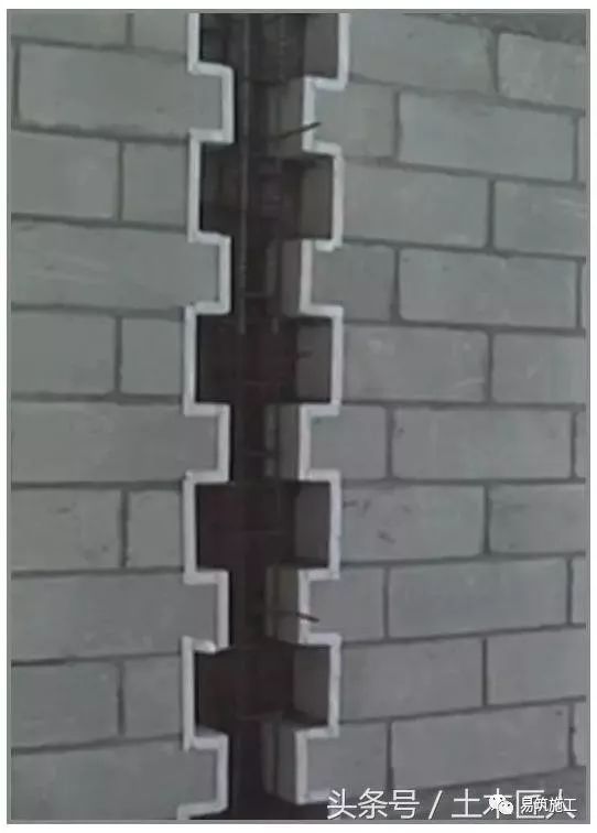 留置马牙槎构造柱(2):模板加固1,构造柱模板的对拉螺杆宜设置于构造柱