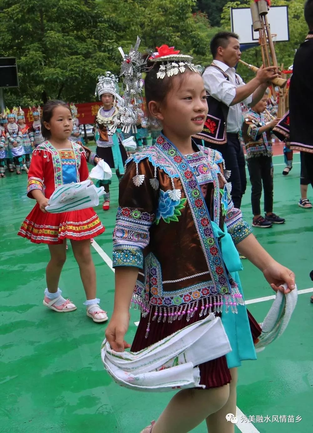 圖為一名侗族小女孩穿盛裝踩堂.