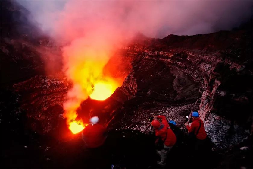 女摄影师深入火山内部600米 记录震撼人心的极端环境