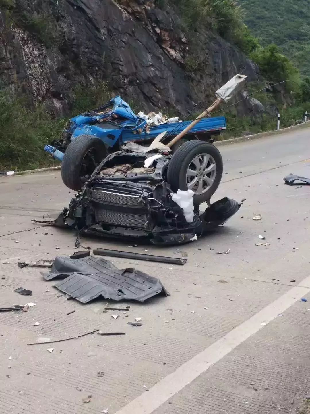 廣西慘烈車禍致2死1傷,本田cr-v整個車頭都沒了,太慘了!