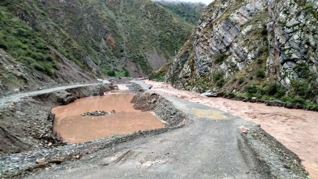 川藏公路西藏波密段发生大型泥石流 道路中断