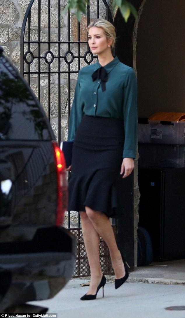 伊万卡穿着绿色上衣黑色喇叭裙去白宫上班, 很职业
