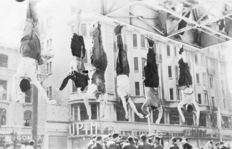 意大利法西斯头子墨索里尼 被枪决后吊在广场公开示众