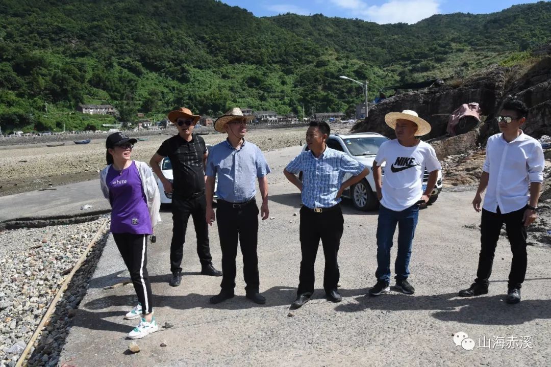 7月10日,赤溪镇委副书记,镇长林运渺赴各社区检查防御台风"玛莉亚"