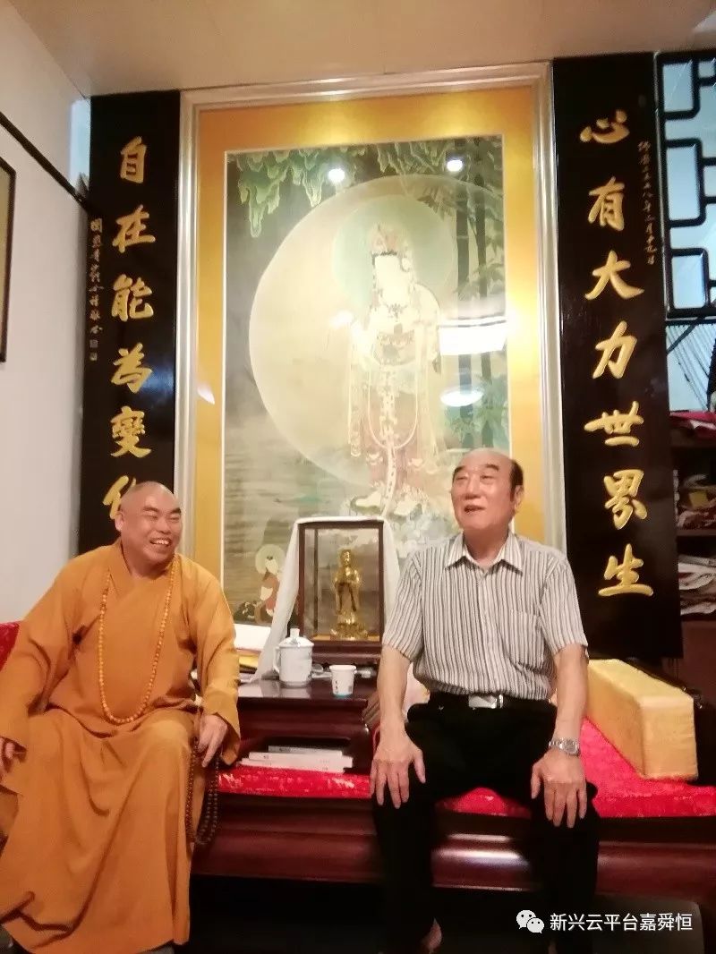 教育了后代,特携儿子(右一)当场向国恩寺捐助了一笔现金善款