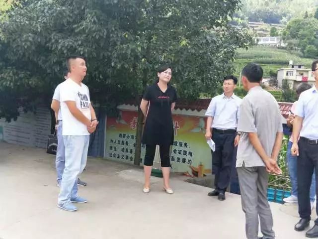 7月10日,沿河自治县人民政府副县长杨妮一行到思渠镇杨楠,红岩完小