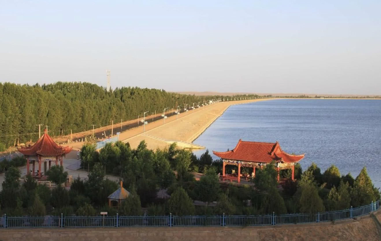 中国又一超级工程,在沙漠中建水库,库容量能装下10个西湖!