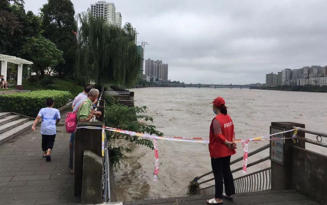 洪峰来简阳了有地方被淹有人在救援还有人钓鱼