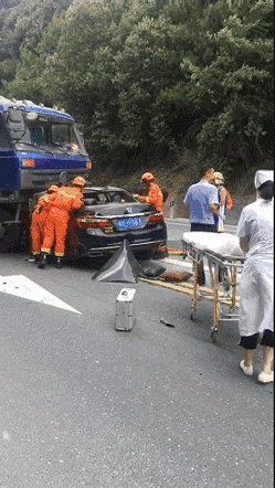惨烈梅州205国道发生一起严重车祸小车驾驶员当场死亡