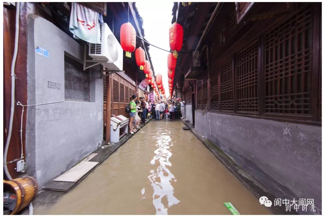 一夜之間,閬中濱江路部分路段和古城部分區域均受到洪水侵襲.