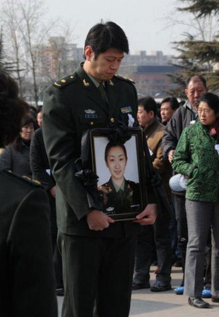 莫科妻子王凡葬禮,鄭海霞送別弟子,莫科捧遺像,張博,王治郅悼念