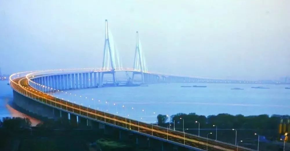 苏通大桥苏通长江公路大桥位于江苏省东部的南通市和苏州市之间,西距