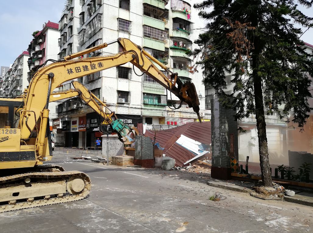 文明开平长沙街道拆除长镇路占道老旧建筑助力城市提质