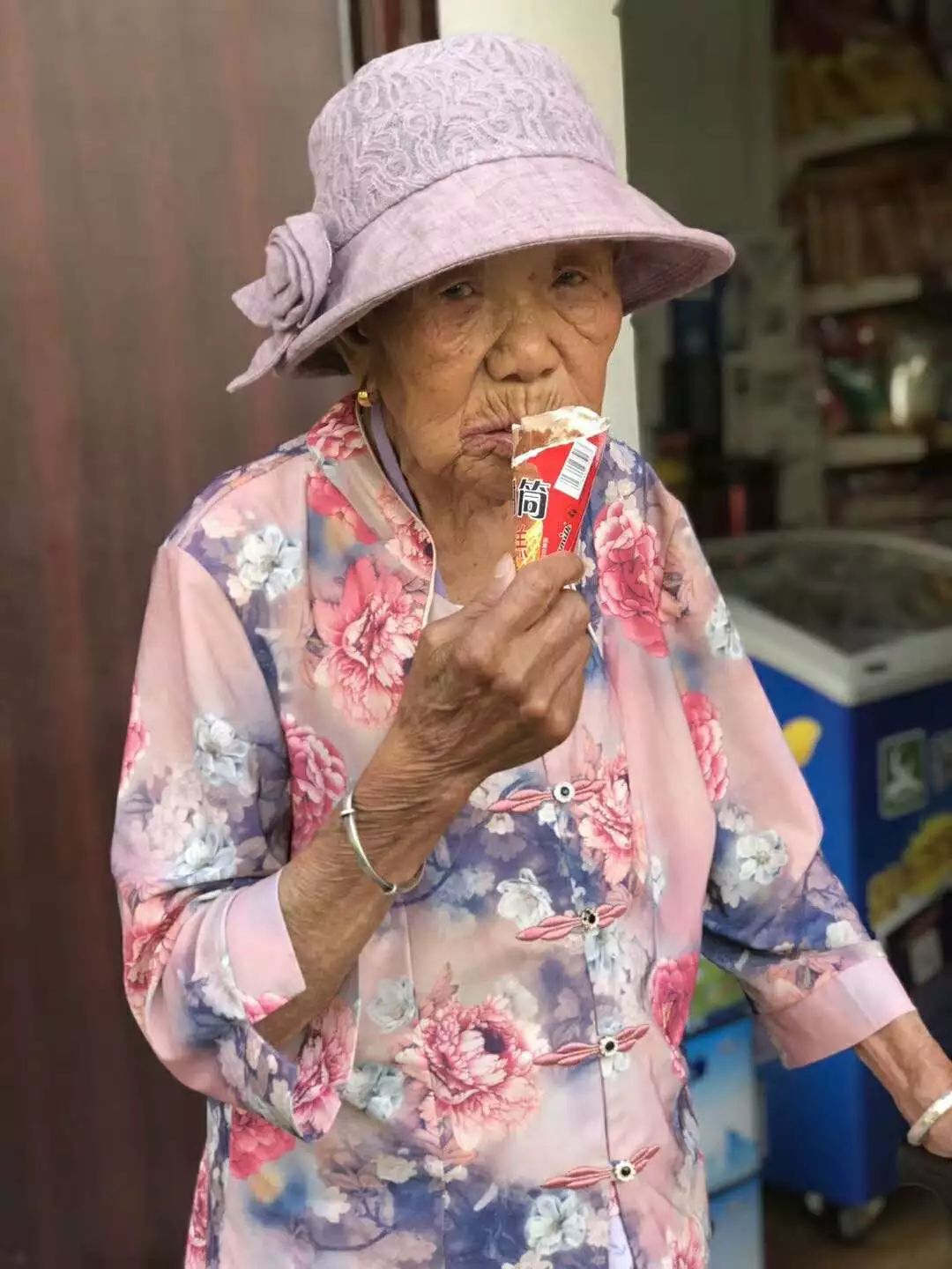 百岁老人冰冰奶奶图片