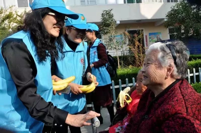 把和睦家庭创建同提高妇女自身素质相结合,针对不赡养老人,家庭暴力等