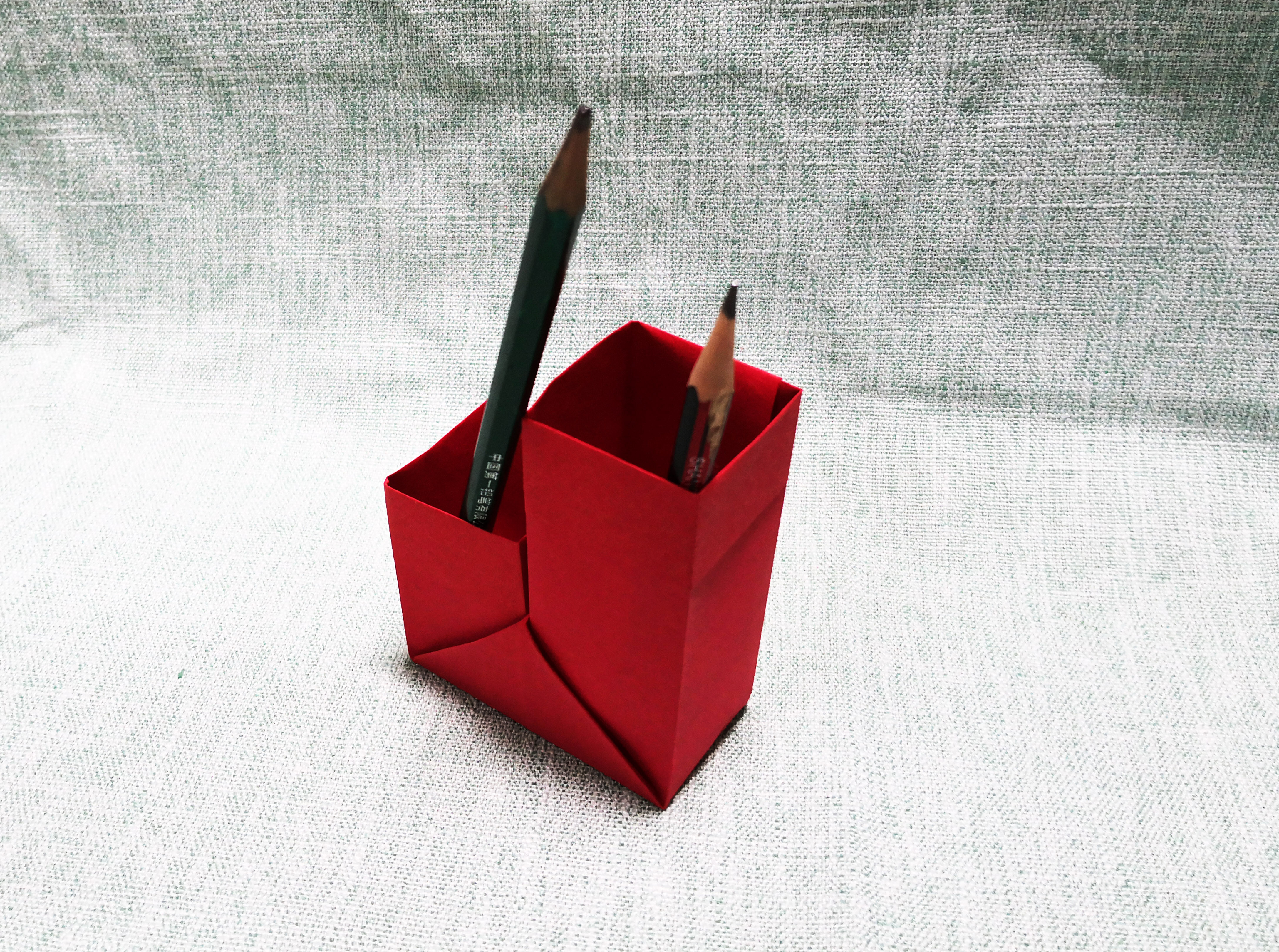 折纸:立体笔筒的折法,用纸做的笔筒