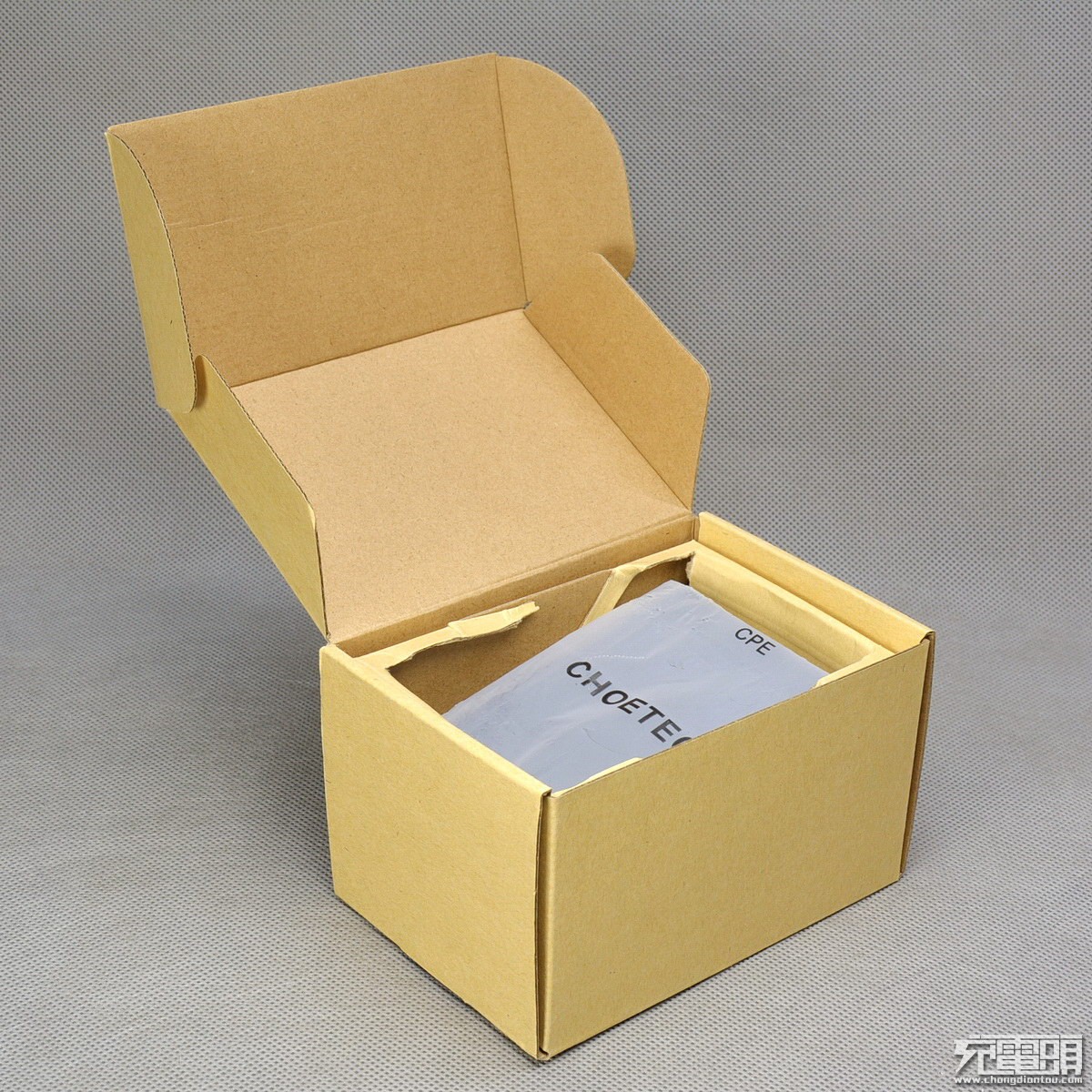 包装盒封套印刷内容全部为英文,背面应有多种认证标志,包括fcc,rohs