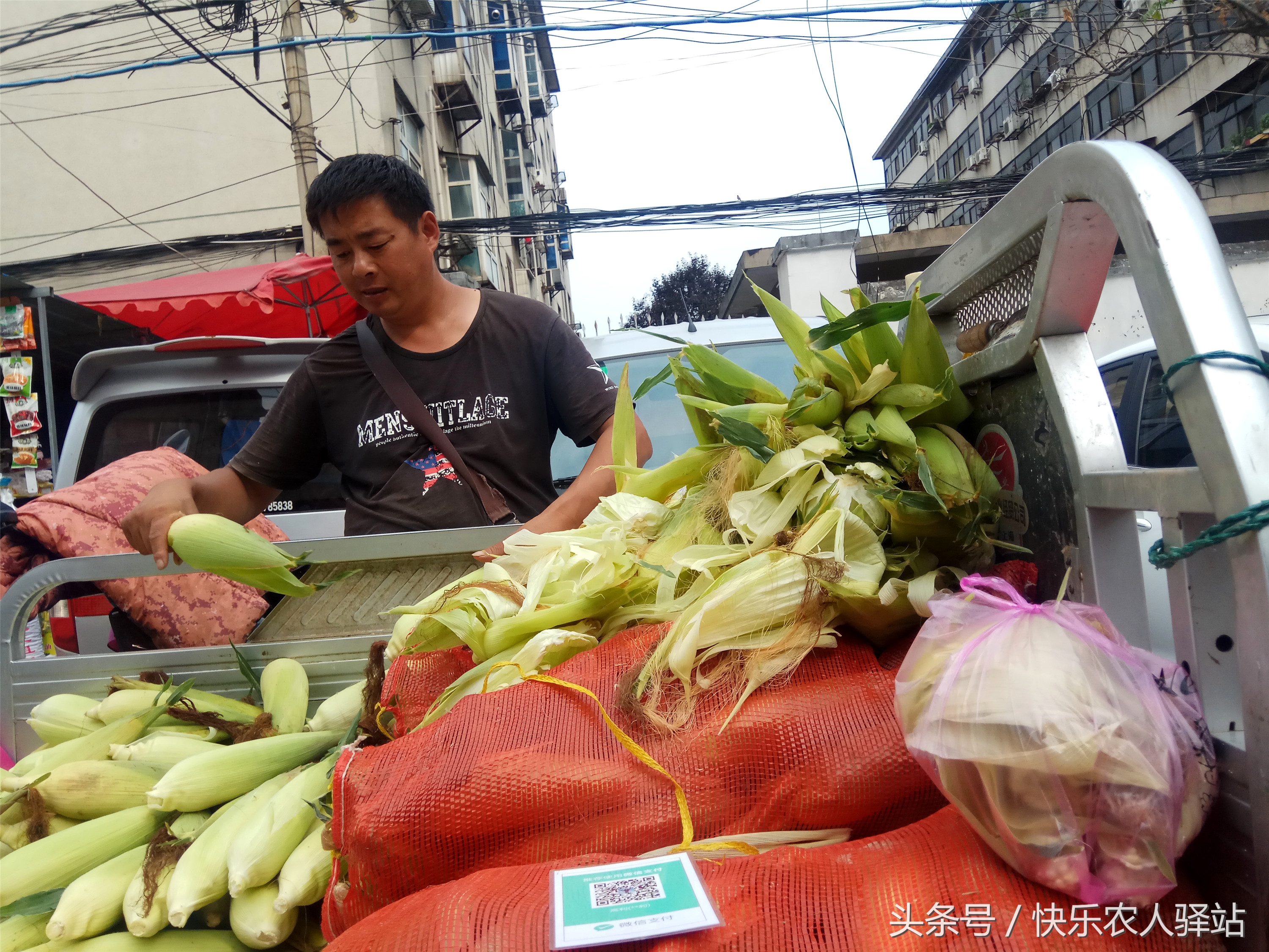 9张摆摊卖货图,总有一张能让你想起农村的父母