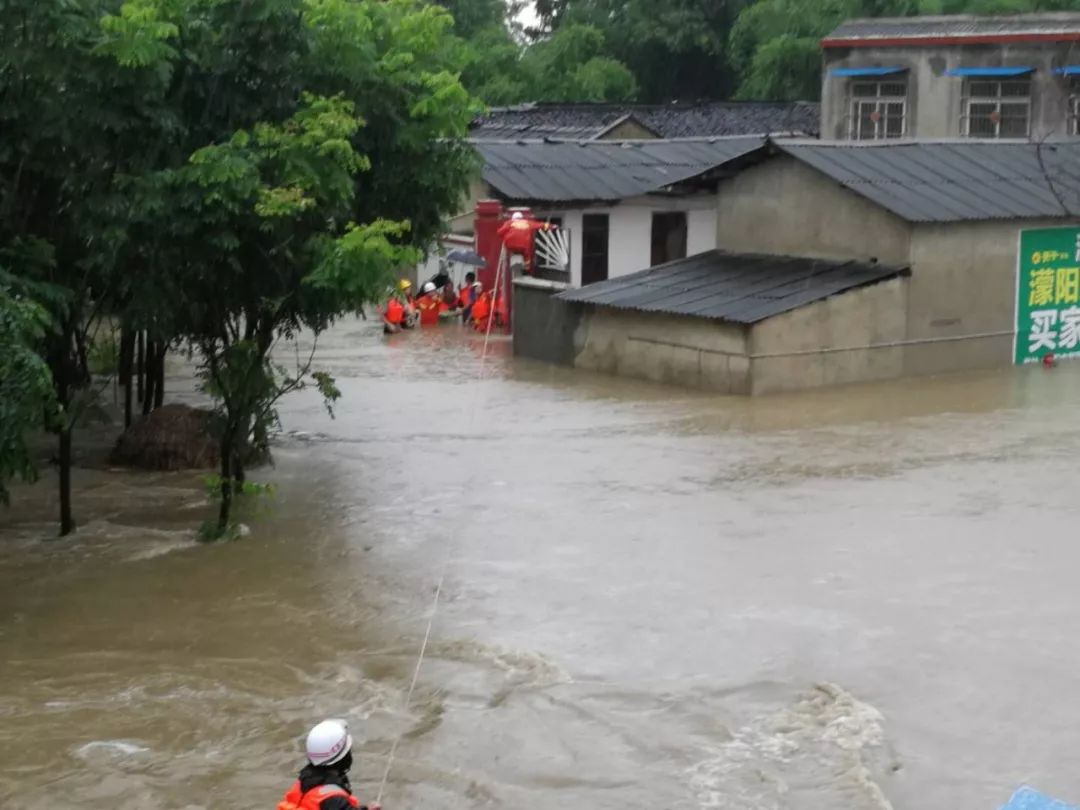 【祈禱各方平安無事】四川大雨無情,他們在風雨中的堅守救援!