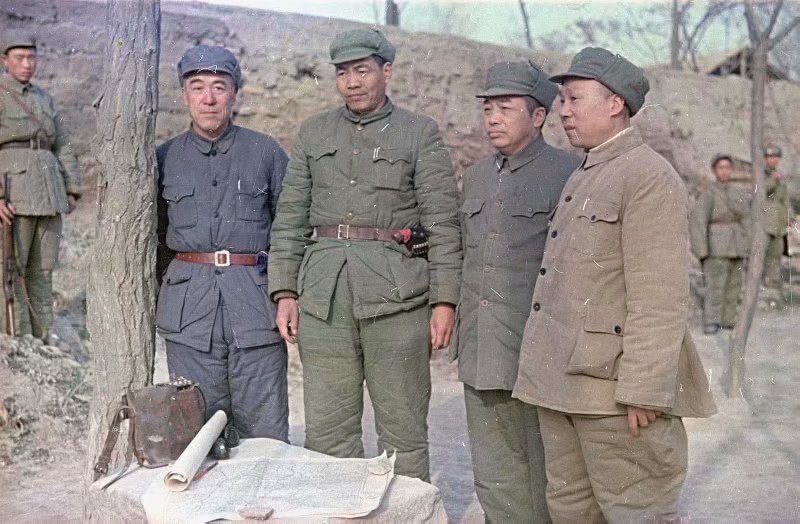 1949年,正在指挥作战的西北解放军司令部成员,右二就是彭德怀