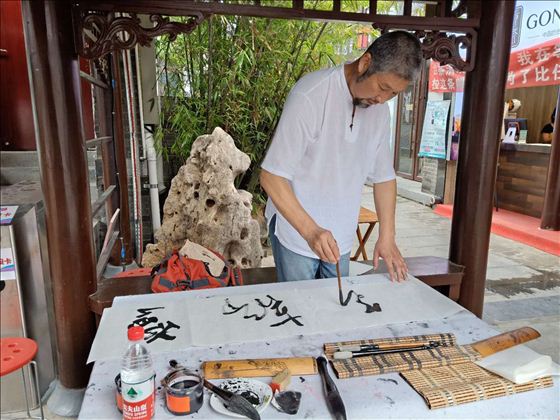 周刊南阳负责人王贵,南阳电视台著名主持人周黎娟留影书画家马绍堂,高